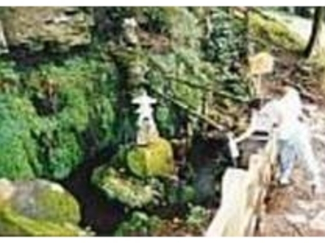 岩の割れ目から水が滴り落ちる「お釜場」_長者屋敷清水