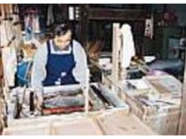 均一な厚さの紙にするのが、なかなか難しい_紙すき館