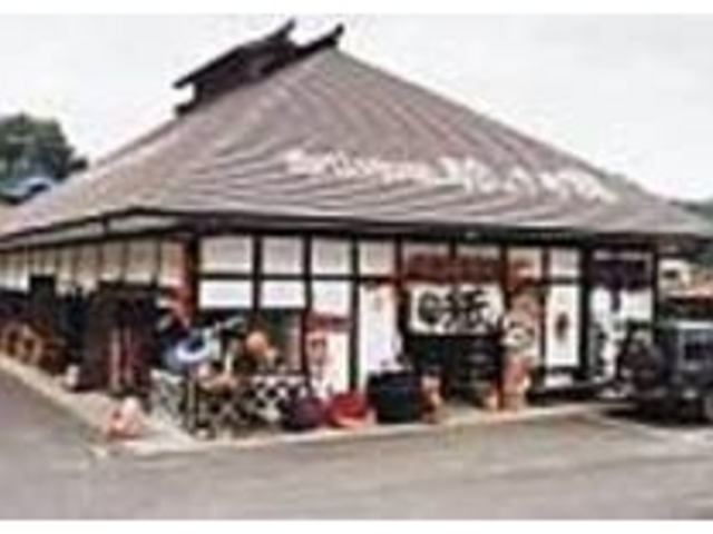 白壁に民芸調の飾り付けがかわいらしい_紙すき館