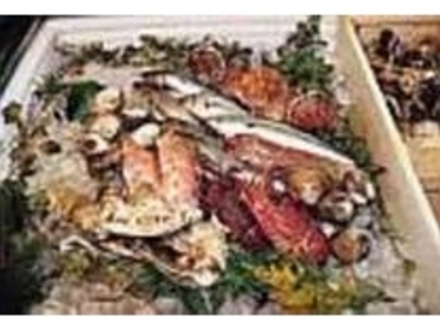 アイスケースに入れられた新鮮な魚介類_ラヴォラーレ