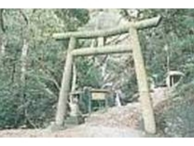 入口にある鳥居。とても神聖な場所_喜如嘉の七滝
