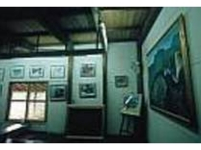 ギャラリーには屋良さんの作品を常設展示_画廊喫茶 風の庭