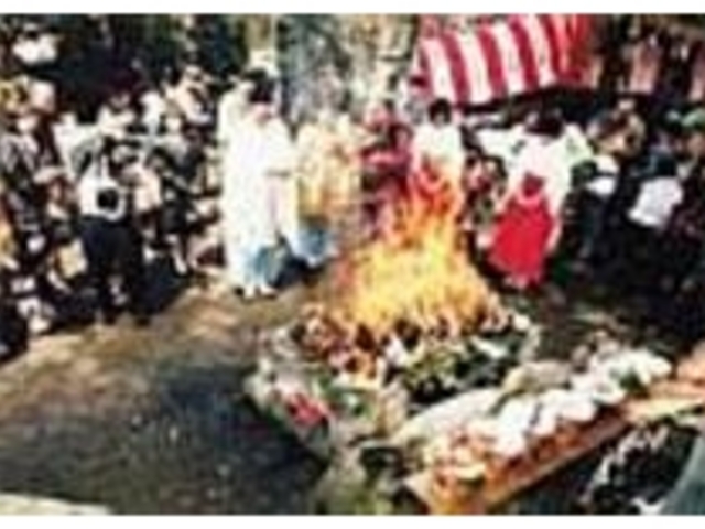 秋葉神社のひな塚で行われるひな供養の神事_谷地ひなまつり