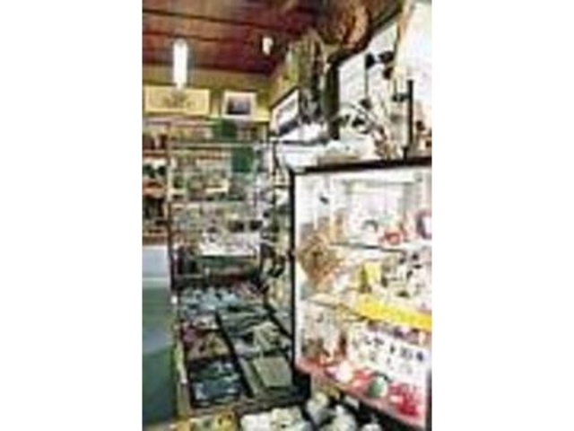 数えきれないほどの民芸品に目を奪われる_民芸品の店 和