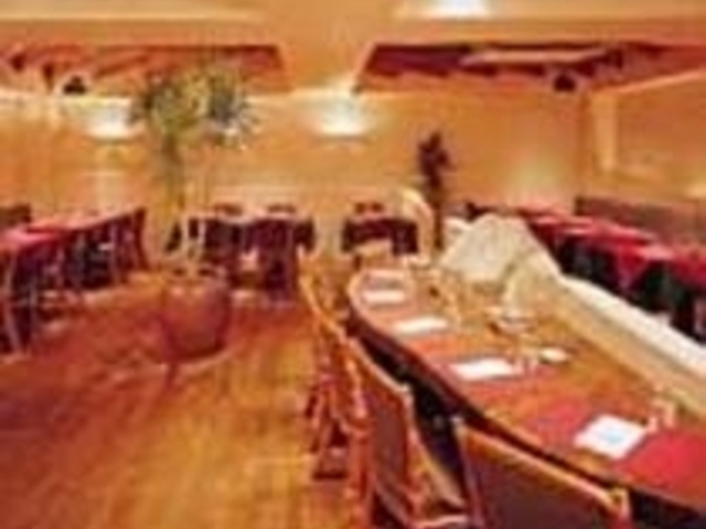 ワイン蔵をイメージした白い土壁の内観_La Cantina