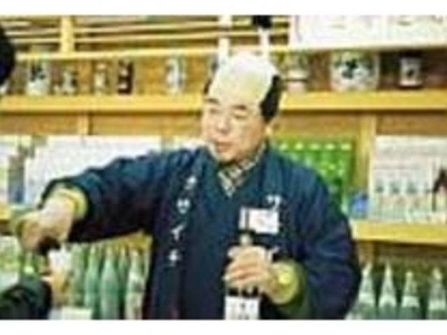 殿様カツラをつけたケンちゃんがご案内_笹一酒造 酒遊館