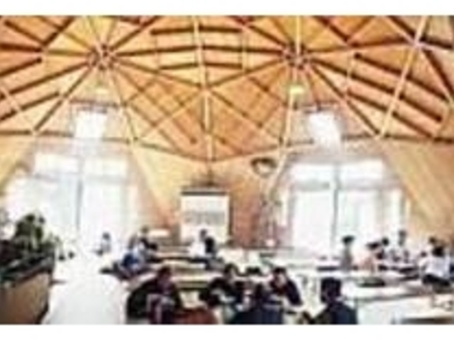 ドーム型の休憩室は天井が高く居心地満点だ_天草ゆ楽園