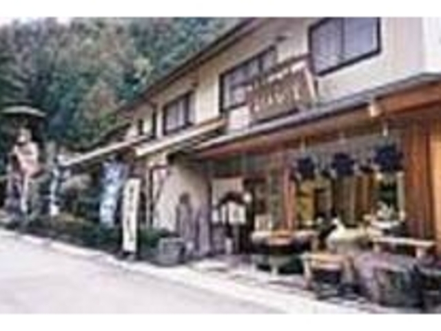 3メートルもある木彫の仏像が目印のお店_よしみねの里