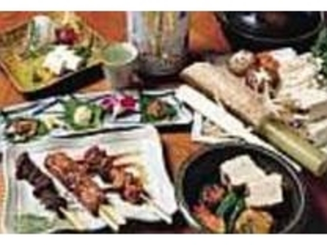 『薩摩地鶏の串焼』などがオススメ(左)_えんざ