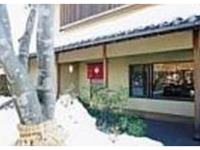 中庭も草花で演出され、料亭の雰囲気が漂う_日本料理ふじや