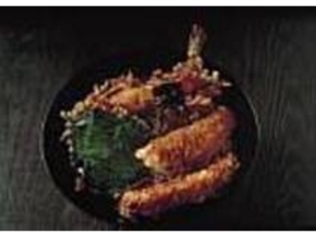 はみ出すほどたっぷり具がのっている天丼_幸美