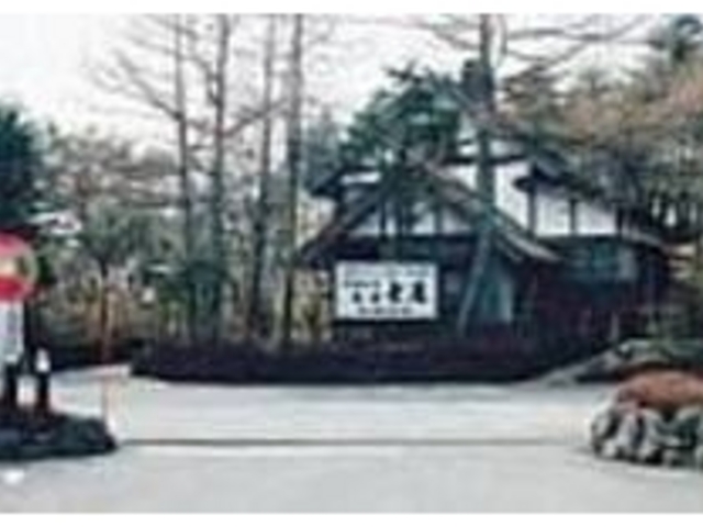 思わず足を止めたくなる深趣ある店構え_アンティーク古美術 里庵