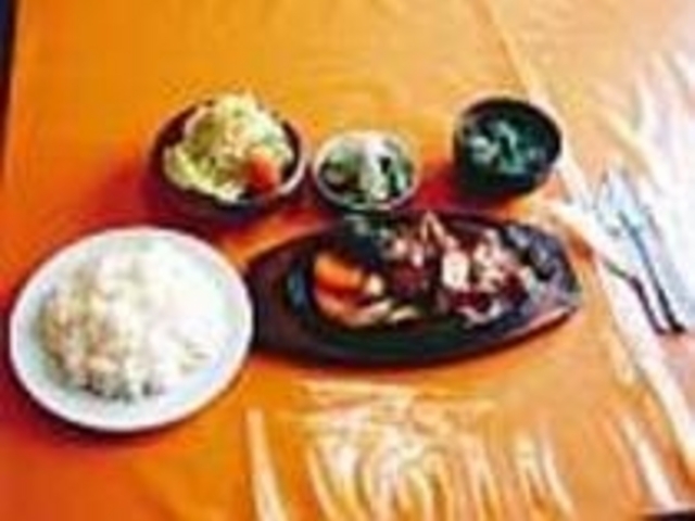 鉄板で登場するのが、ダイナミック!_街の洋食屋 キッチンこころ