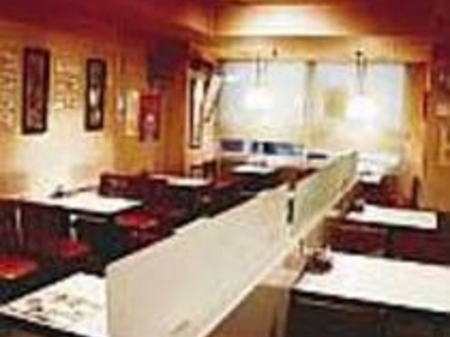 中華色たっぷりの広く明るい店内で頂こう_中国料理 鳳翔