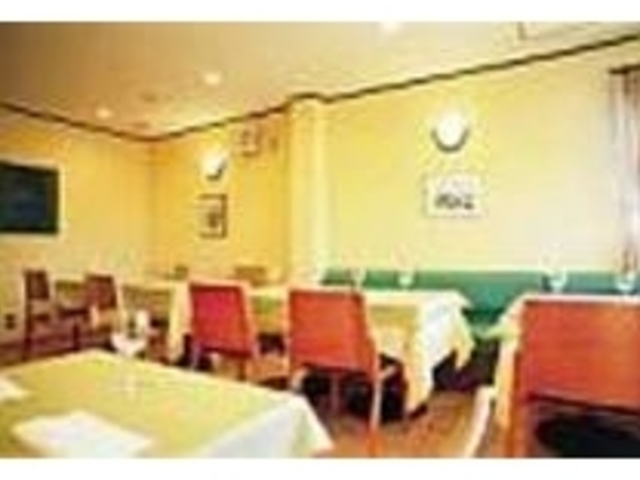 明るいムードの店内は約20名入れる規模_カントゥ