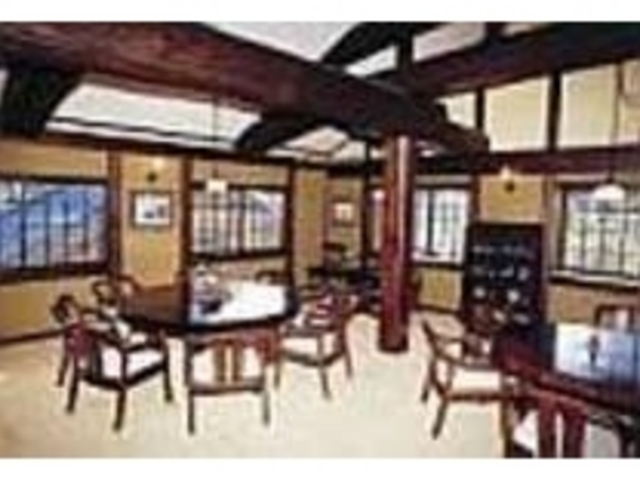 木の温かみが感じられ居心地も抜群だ_茶房・酒房 早春賦