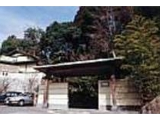 建物の背後には名庭園「十可苑」が広がる_日本料理四季彩