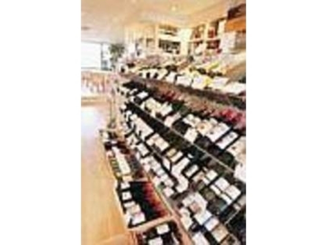 約300種のワインは店内でボトルで飲める_ワインガーデン・リブゴーシュ