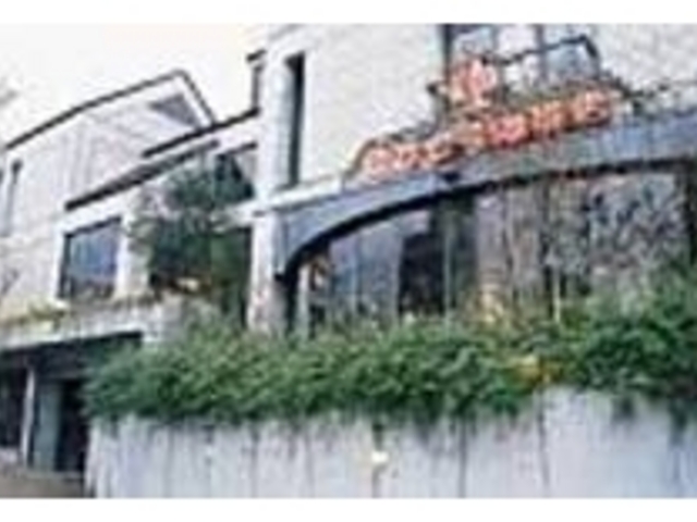 大きなガラス窓がある明るい雰囲気の珈琲店_にしむら珈琲御影店
