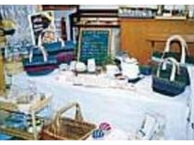 色目のいいバッグやティーカップもチェック_Five-day week