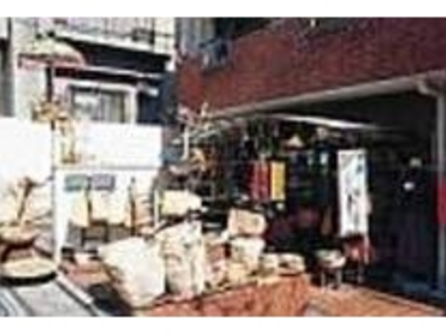 店先にもあふれんばかり!バッグ類も豊富だ_サヌック ナーク