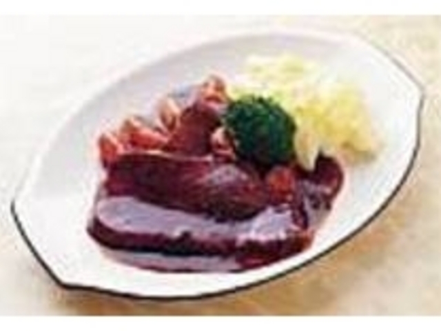 肉の上にソースをかけた『シチュータン』_グリル十字屋
