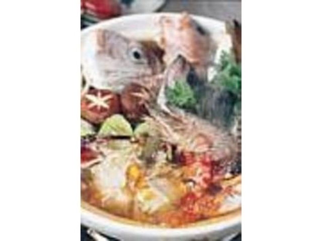 天然魚介に野菜の入った『水軍鍋』_割烹 京楽