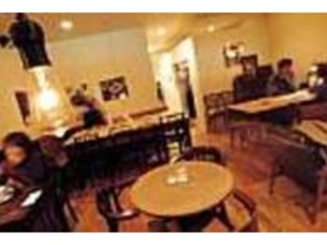 店内ではアクセサリー作品や写真等の個展も_cafe mozart