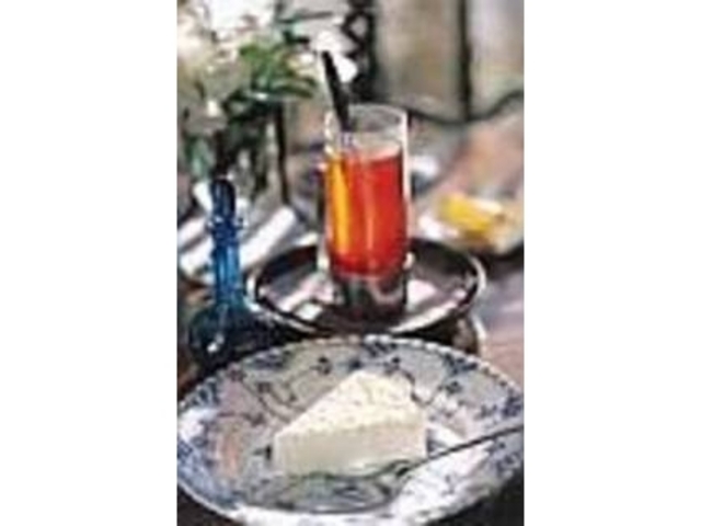 チーズケーキに苺ジャム入りのロシアティ_珈琲HAMANO