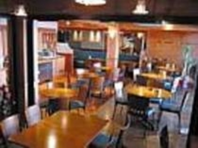 広々とした開放的な店内で会話も弾む_スーパーダイニングバー SPADA