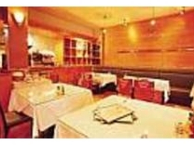 テーブルクロスの白が引き立つお洒落な店内_ピザ&パスタ SPADA