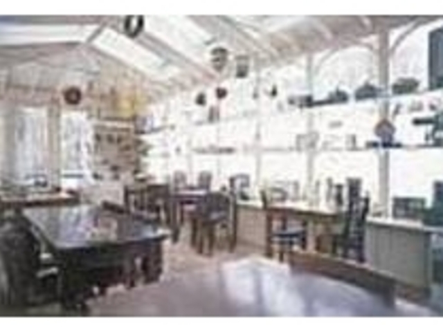 かわいい小物が飾られた明るい店内_RUTH LOWE