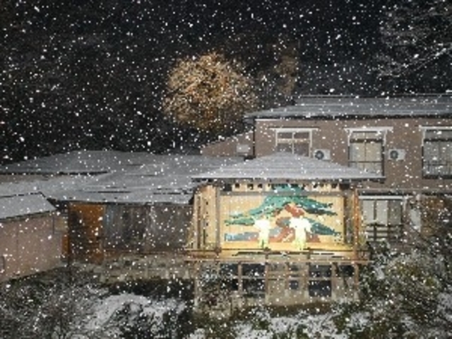 雪の中の花舞台_よもぎひら温泉 花の宿 よもやま館