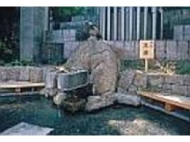 ベンチに座って足をひたせば体もポカポカに_源泉公園