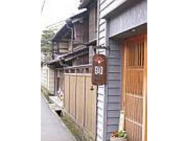 古い街並みに馴染んだシックな外観も魅力_醤油処直江屋源兵衛