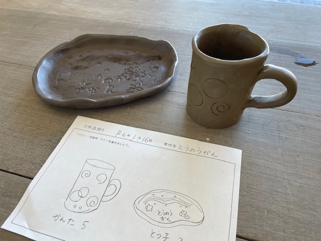 出来上がった作品は、スタッフが色付・焼成を行い、1か月後のお渡しとなります。来館引き取り、郵送(別途かかります)をお選びいただけます。_越中陶の里陶農館