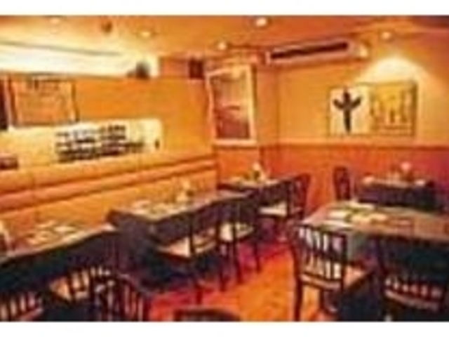 明治通り交差点に面しアクセスも抜群だ!_壁の穴 原宿店