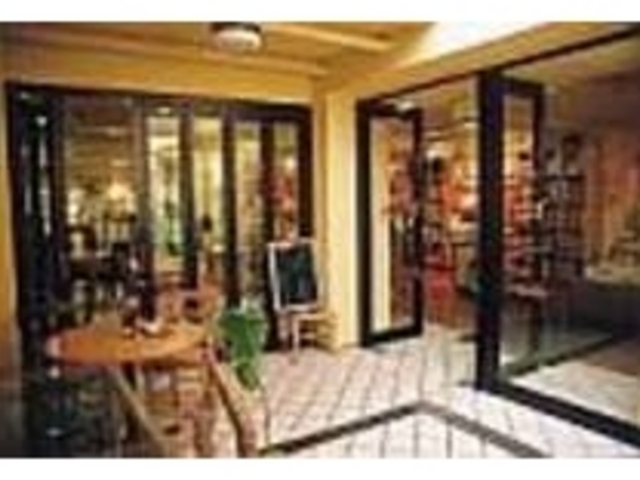 地下にあり、隠れ家的雰囲気が楽しめる_cafe crepuscule