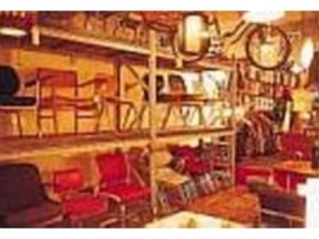 アメリカの中古家具がずらりと並んだ店内_BURDOCKS