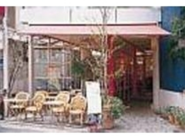 赤いテントのオープンテラスでほっこり_GOOD DAY CAFE
