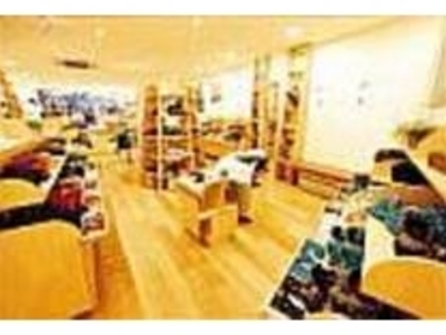 店内にはタオルやバッグなどの雑貨も並ぶ_ウン ナナ クール仙台店