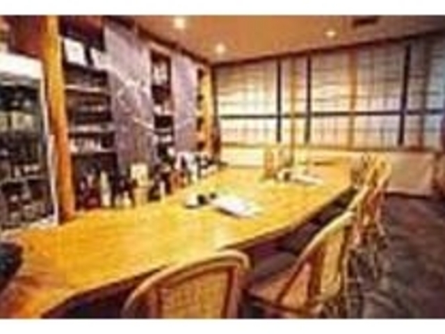 ゆとりのある席でゆったり食事を楽しめる_酒肴旬 三ツ石