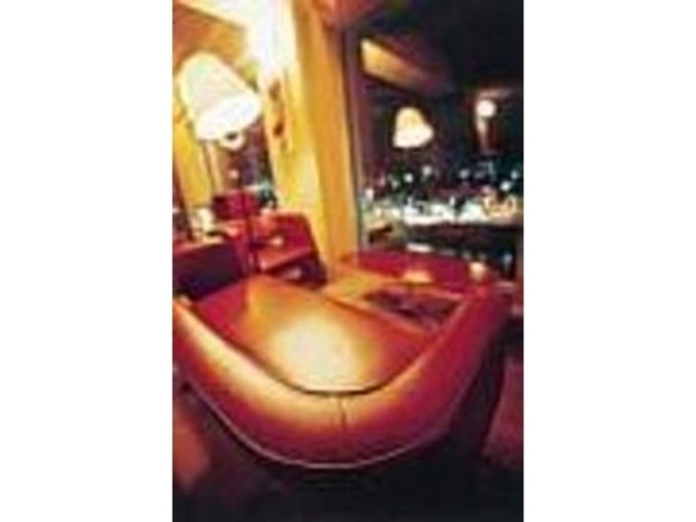 レザーソファに座って街のネオンを眺めよう_Ace cafe