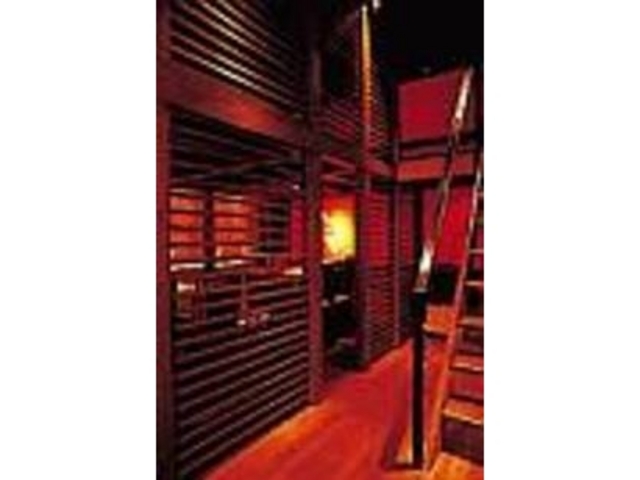 うす暗い照明の店内は大人の空間_TURN THE TABLE