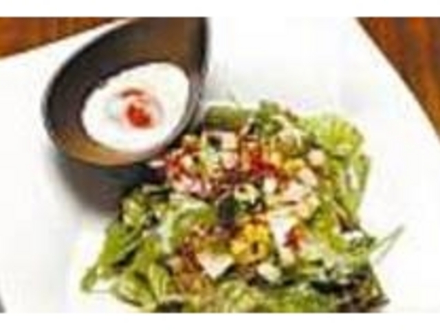 女性に人気の温玉シーザーサラダ680円_WA Dining ほたる