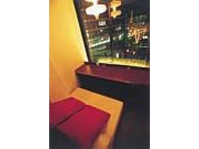 ソファに腰掛け美しい夜景を堪能しよう_cafe it