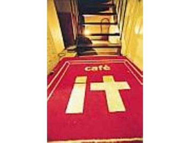 階段下の赤いマットには大きく店名が_cafe it