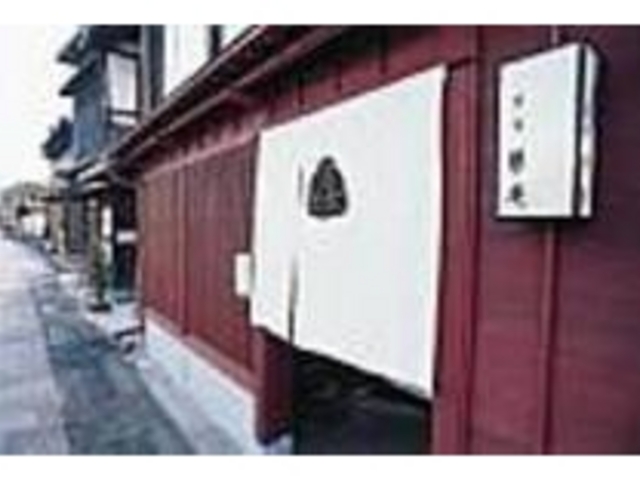 浅野川河畔の主計町並び、中の橋のたもとに_茶房 楽庵