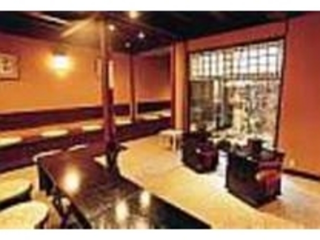 1階立礼席には江戸中期の灯篭のある坪庭が_茶房 楽庵