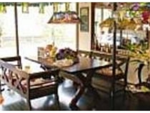 美しいステンドグラスに囲まれた店内_Tea time 木蘭